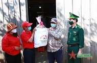 Border troops support needy families in Ia Rve border commune